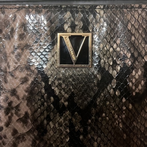 Victoria’s Secret snakeskin print tote style purse, multiple pockets, mirror - Picture 12 of 12